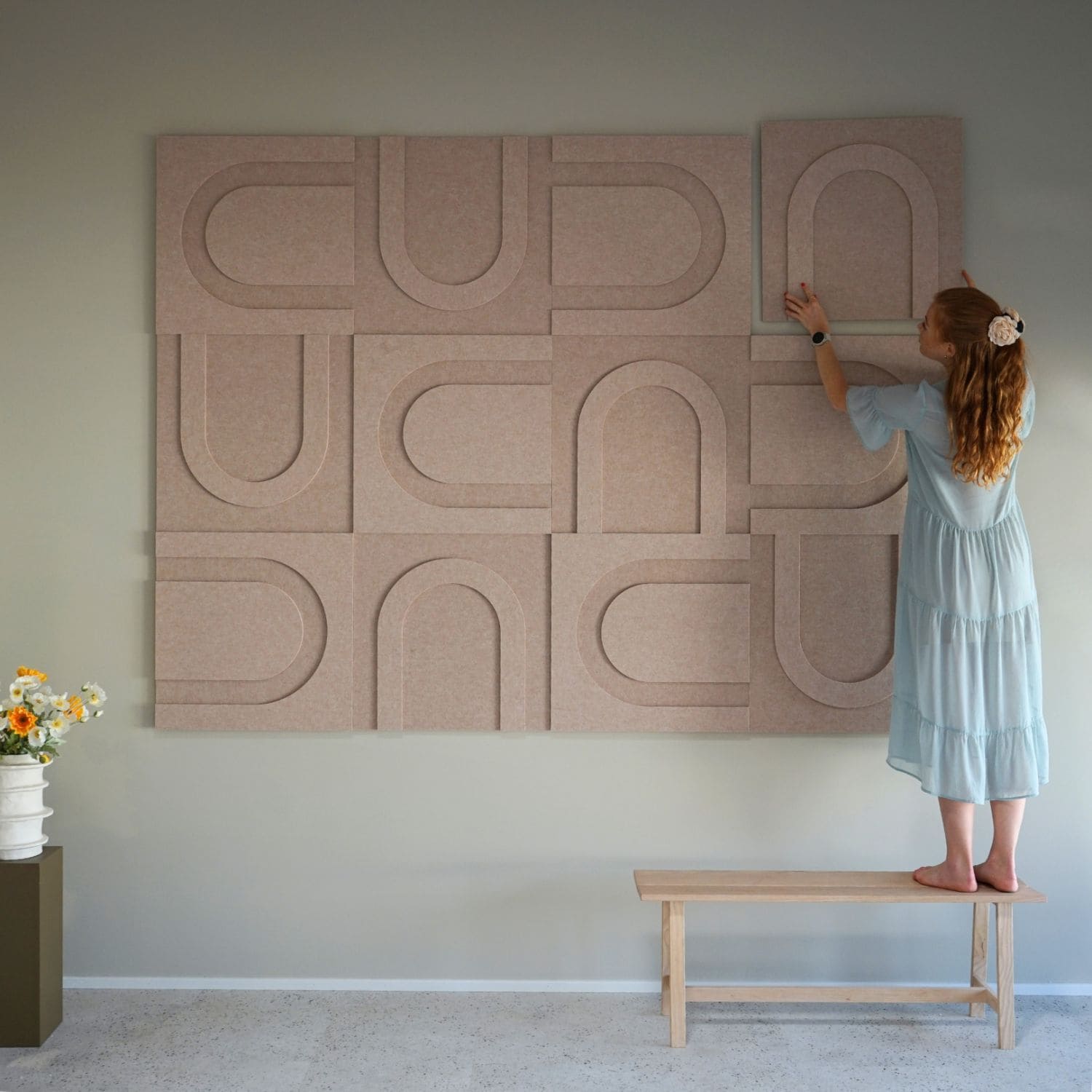 Akustik væg med Arturel Geometric paneler i beige, monteret som dekorativ løsning til bedre lyd og æstetik