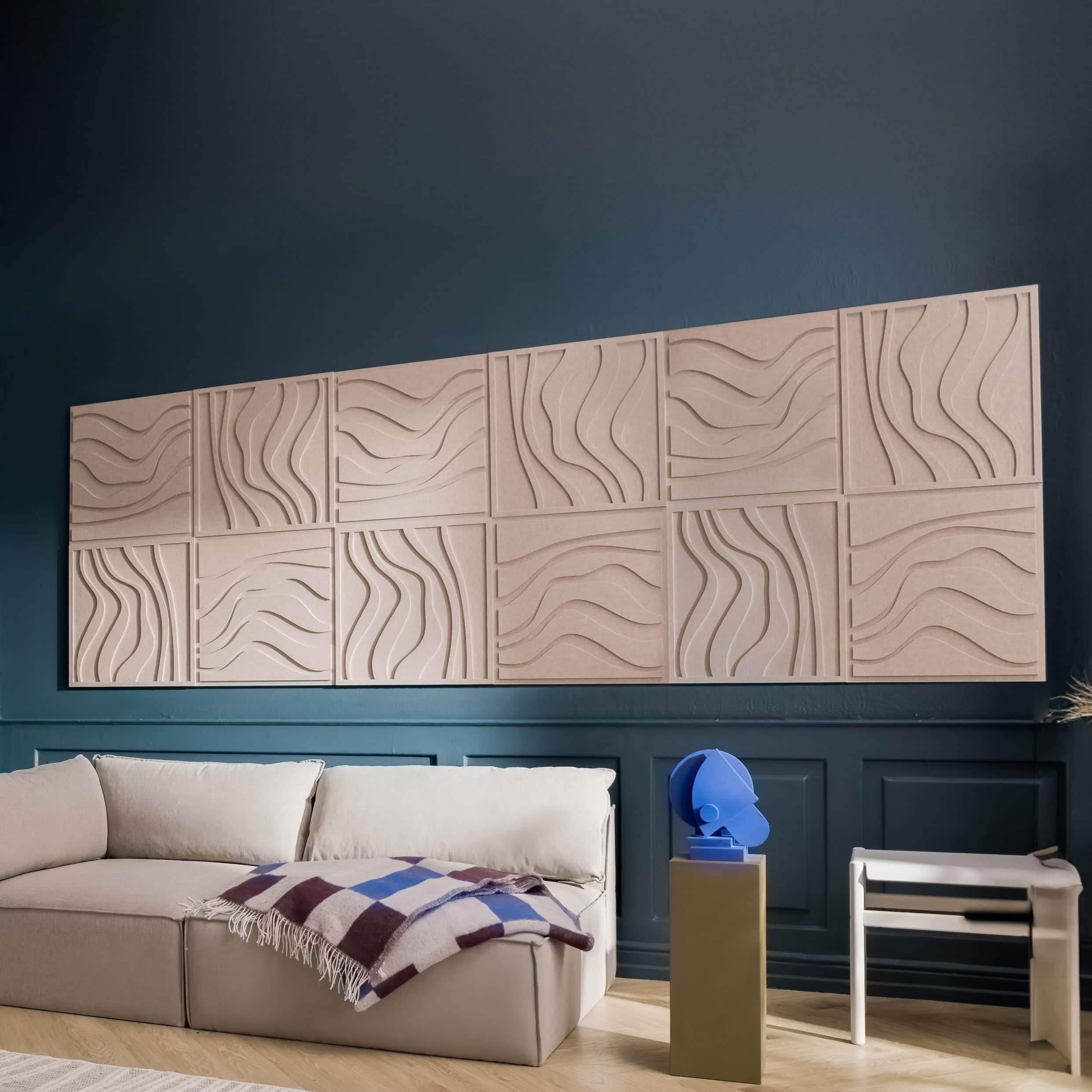 Akustik væg med Arturel Wave Tile paneler i beige design, der kombinerer lydabsorption og æstetik i stuen